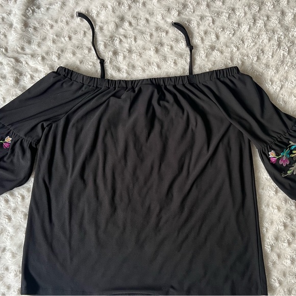 Black off shoulder blouse with beautiful flower details - Picture 3 of 5